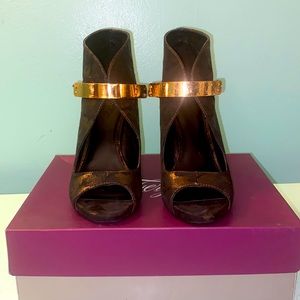 Fergie brown peep toe camouflage booties